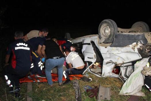 Tokat'ta iki otomobil çarpıştı: 4'ü çocuk 8 yaralı