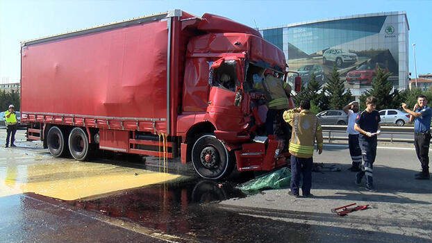 Sultanbeyli'de iki kamyon çarpıştı: 1 ölü