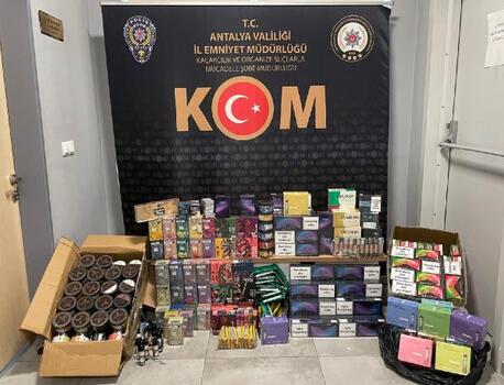 Antalya'da gümrük kaçağı sigara satan 2 kişi yakalandı