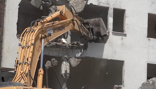 Büyükçekmece'de hasarlı 5 binanın yıkımı gerçekleşti