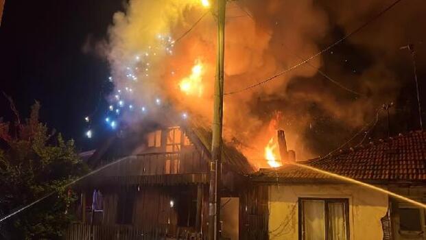 Bolu'da ahşap ev, alev alev yandı
