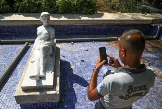 'Havuzda Serinleyen Kadın' heykelinin rujla boyanmasına tepki