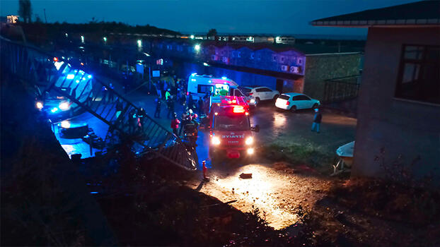 Bariyerlere çarpan otomobil, duvardan düştü: 2 ölü, 3 yaralı - Güncel  Gündem Haberleri