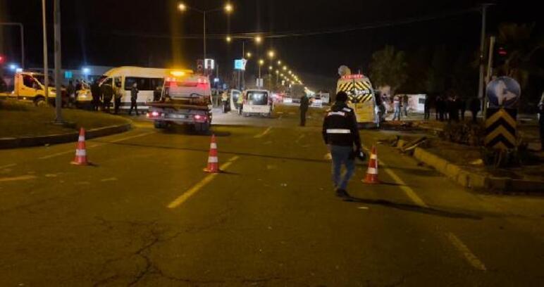 Mardin'de iki servis minibüsü ile TIR'ın karıştığı kazada 11 kişi yaralandı