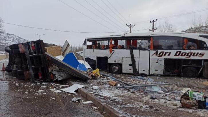 Yolcu otobüsü, devrilen TIR'a çarptı: 1 ölü, 27 yaralı
