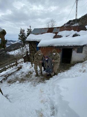 Yolu kardan kapalı köyde rahatsızlandı, sağlık ekibine jandarma ulaştırdı