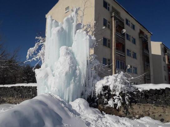 Patlayan borudan fışkıran su 'buz dağı' oluşturdu