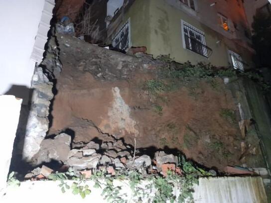 Eyüpsultan'da 3 katlı binanın bahçesindeki istinat duvarı çöktü