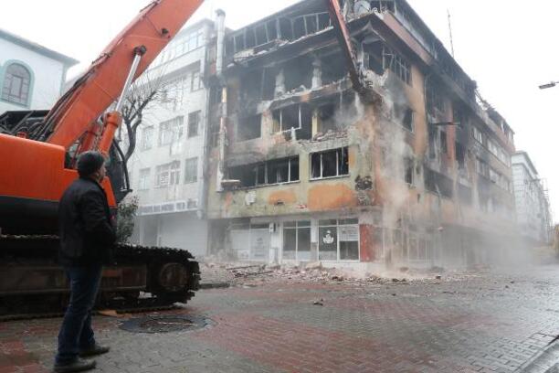 Fotoğraflar// Güngören'de 5 kişiye mezar olan bina yıkılıyor