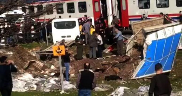 Kamyonet ve tren, hemzemin geçitte çarpıştı; 2 kişi yaralı, 41 küçükbaş öldü