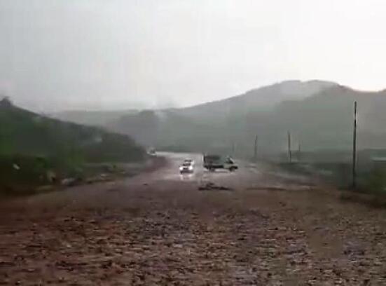 Siirt'te şiddetli yağış sele neden oldu; karayolu ulaşıma kapandı