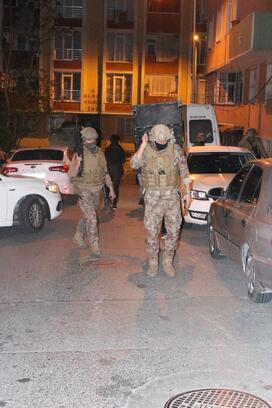 (ek fotoğraf)İstanbul'da uyuşturucu satıcılarına şafak operasyonu