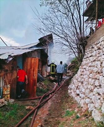 Yangın çıkan ev çöktü; Anne ve oğlu kayıp