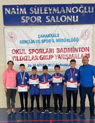 Osmangazi Belediyespor Badminton takımı birincilik kürsüsünde