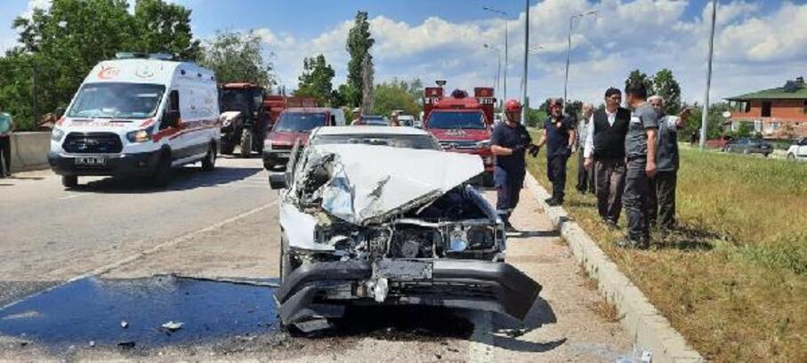 Amasya’da otomobil ile traktör çarpıştı: 4 yaralı