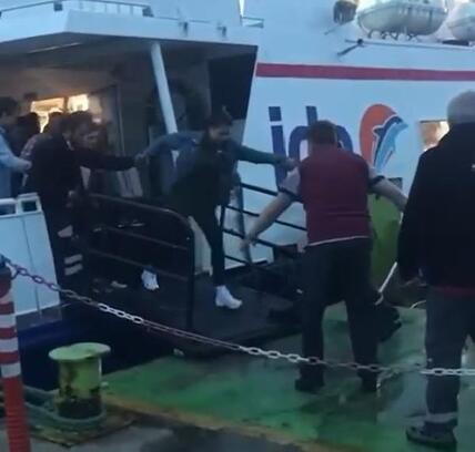 Fırtınada Güzelyalı iskelesine yanaşamayan deniz otobüsü, yolcularını Mudanya'ya indirdi
