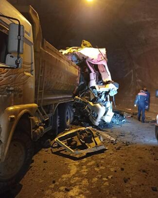 Tünelde kamyonla taş yüklü kamyona çarptı: 1 yaralı