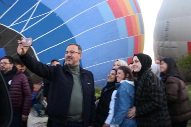 Bakan Kasapoğlu, Kapadokya'da gençlerle balon turuna katıldı