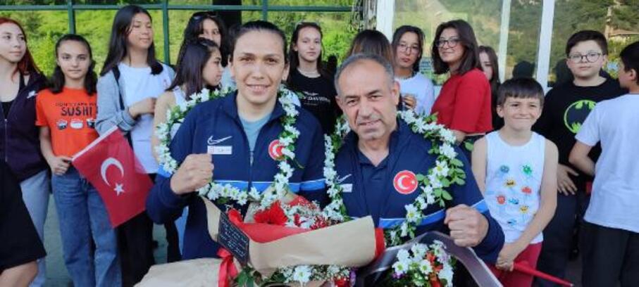Milli boksör Elif Güneri, Karabük'te çiçeklerle karşılandı