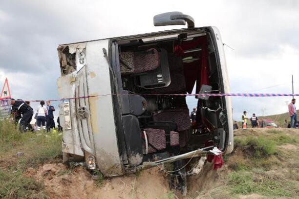 Çankırı'da işçileri taşıyan otobüs devrildi: 3'ü ağır 18 yaralı (2)