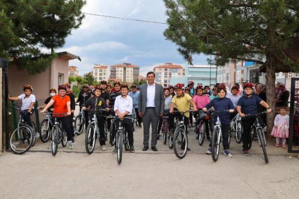 Uşak'ta sağlıklı bir gelecek için iki proje okulunda öğrencilere bisiklet dağıtıldı