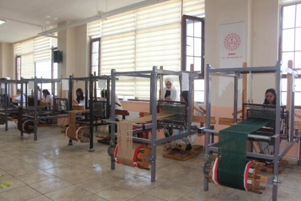 Şırnak'ta öğrencilerin ürettiği 'şal şapik' kumaşın ihracatına başlandı