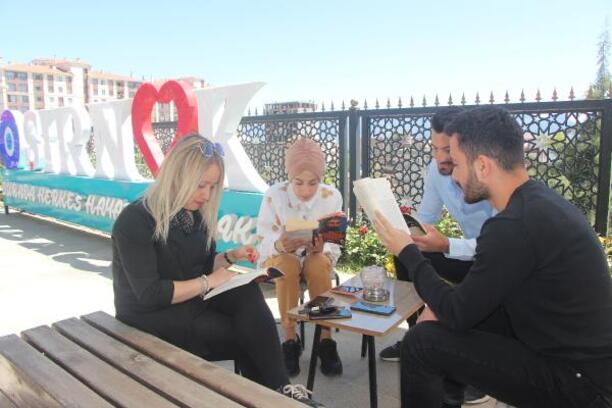 Şırnak'ta farkındalık oluşturmak için kent meydanında kitap okudular