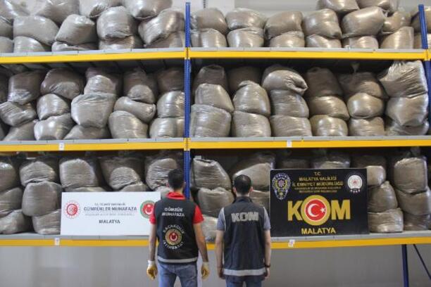 Malatya'da, 7 ton 300 kilo kaçak tütün ele geçirildi