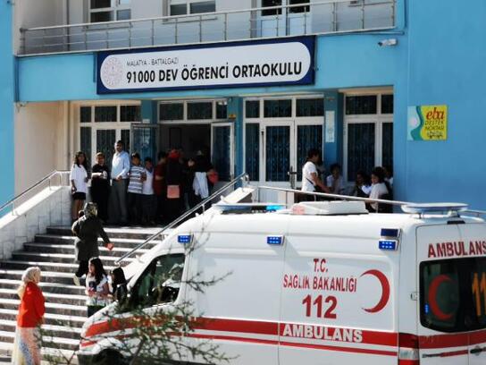 Okulda rahatsızlanan 12 öğrenci hastaneye kaldırıldı