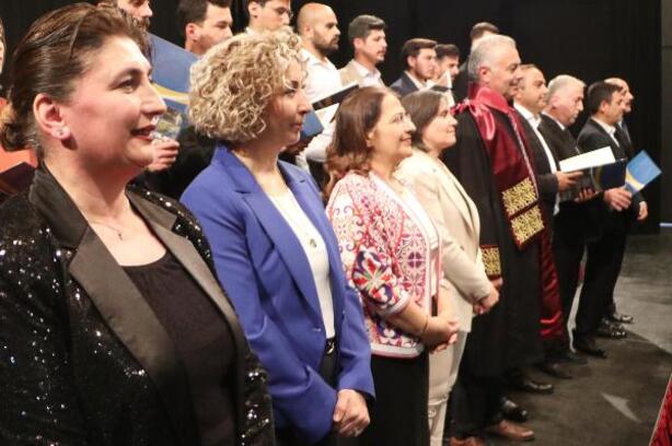 Profesörler, öğrencilerini seslendirdikleri türkülerle mezun etti