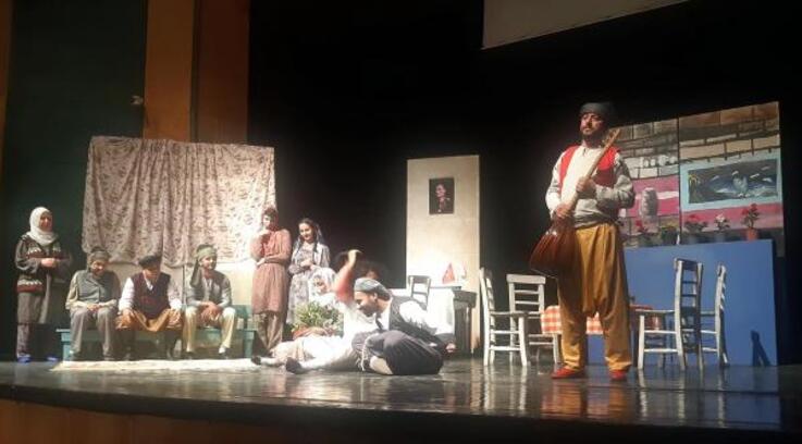Osmaniye'de 'Karacaoğlan der ki' tiyatro oyunu sahnelendi