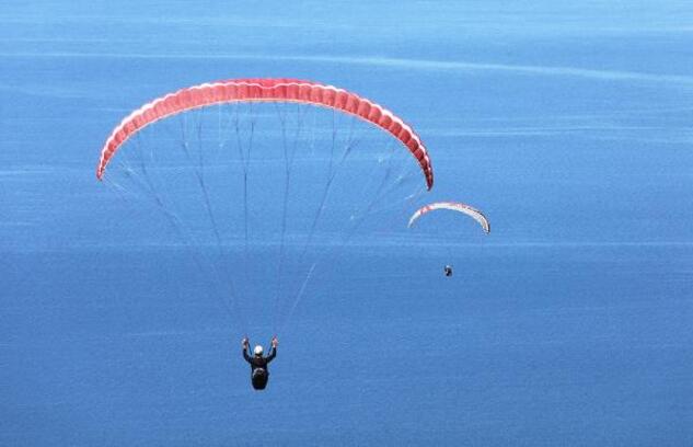 Van Gölü kıyılarında yamaç paraşütü heyecanı