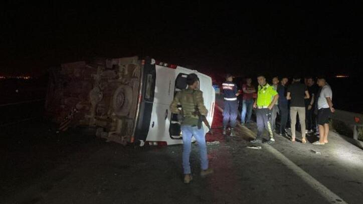 Gezi dönüşü öğrencileri taşıyan minibüs TIR'a çarparak devrildi: 17 yaralı