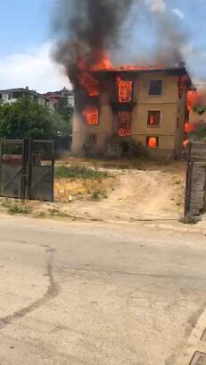 Bursa'da 3 katlı ahşap bina, alev alev yandı