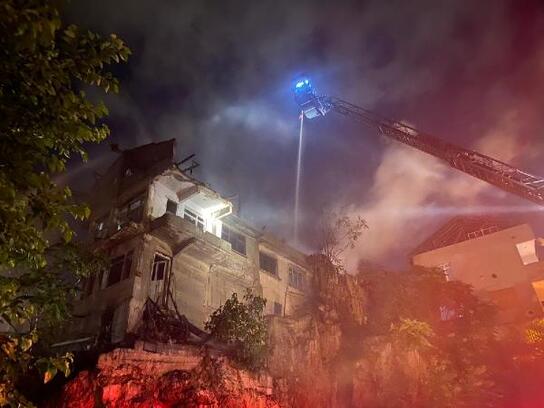 Pendik'te 3 katlı bina alev alev yandı