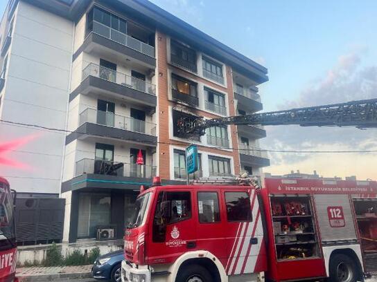 Tuzla'da 5 katlı binanın 3'üncü katında yangın