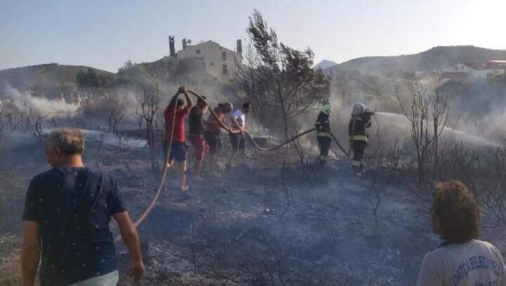Datça'da otluk alanda çıkan yangın yerleşim yerine sıçramadan söndürüldü