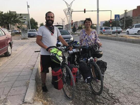 Bisikletle Türkiye turuna çıkan İzmirli çift, günde 60 TL harcayarak Mardin'e ulaştı