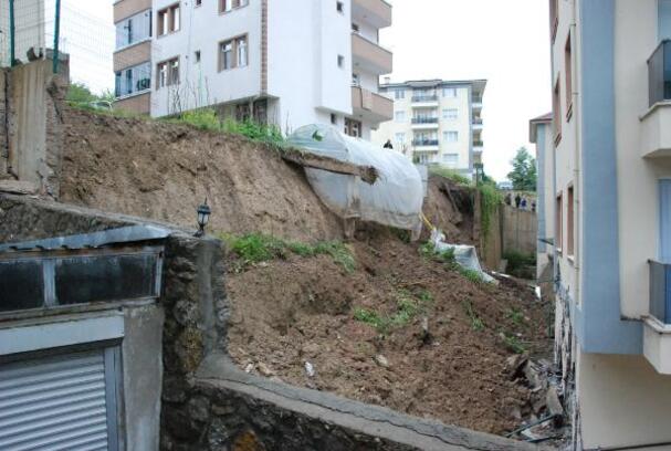 Bartın'da istinat duvarı çöktü; 3 bina boşaltıldı
