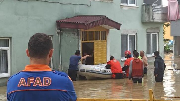 Zonguldak’ta dere taştı, caddeyi su bastı