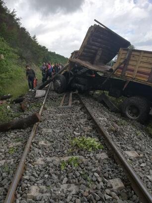 Kamyon demir yoluna yuvarlandı: 2 ölü, 2 yaralı