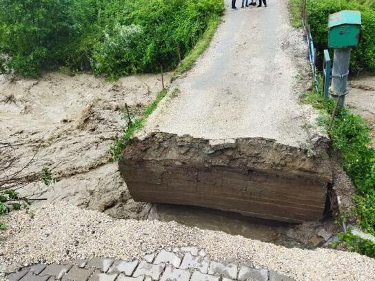 Karabük'te dereler taştı, yol ve köprüler hasar gördü