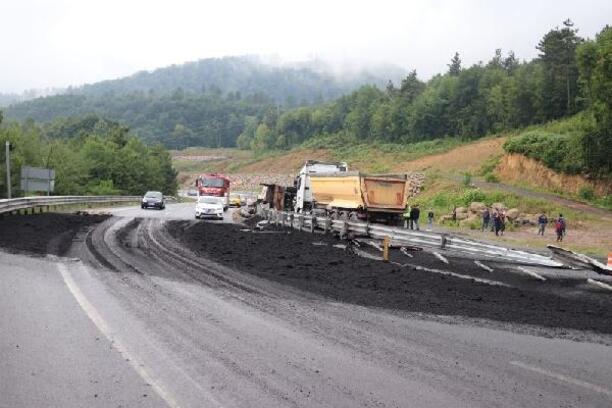 Zonguldak'ta toz kömür yüklü TIR devrildi, yol ulaşıma kapandı