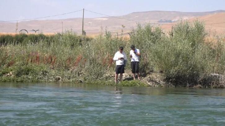 Balık tutmak için gittikleri nehirde mahsur kalan 2 arkadaş kurtarıldı