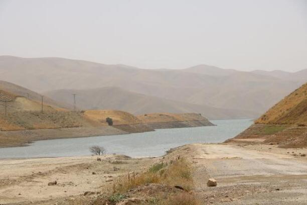 Yüksekova Dilimli Barajı'ndaki su seviyesi, 30 metre düştü