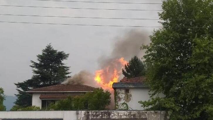 Kullanılmayan fabrikada ofis bölümünün çatısı alev alev yandı