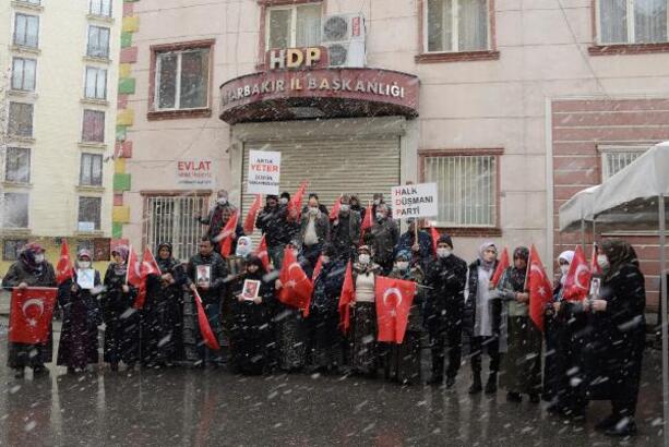 Diyarbakır'da kar yağışı altında evlat nöbeti; 2 aile daha katıldı