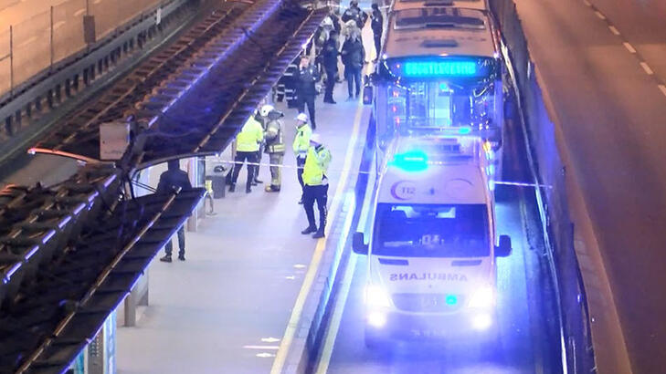 Küçükçekmece'de duraktaki yolcu metrobüsün altında kalarak hayatını kaybetti