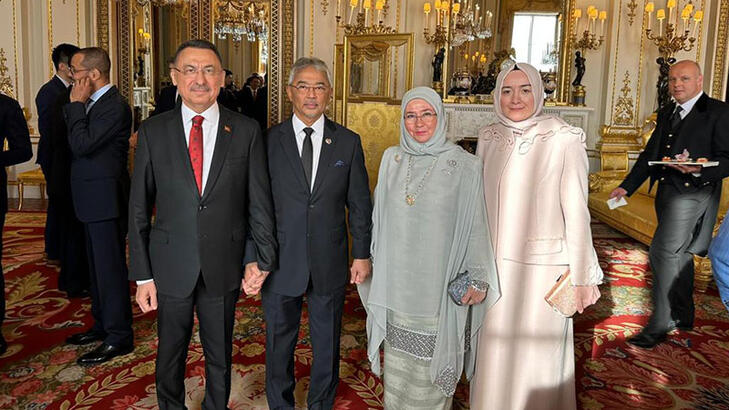 3'üncü Charles'ın taç giyme töreninde Türkiye'yi Fuat Oktay temsil etti