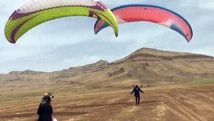 Derik'te Şehit Kaymakam Safitürk anısına yamaç paraşütü şampiyonası -  Mardin Derik Haberleri
